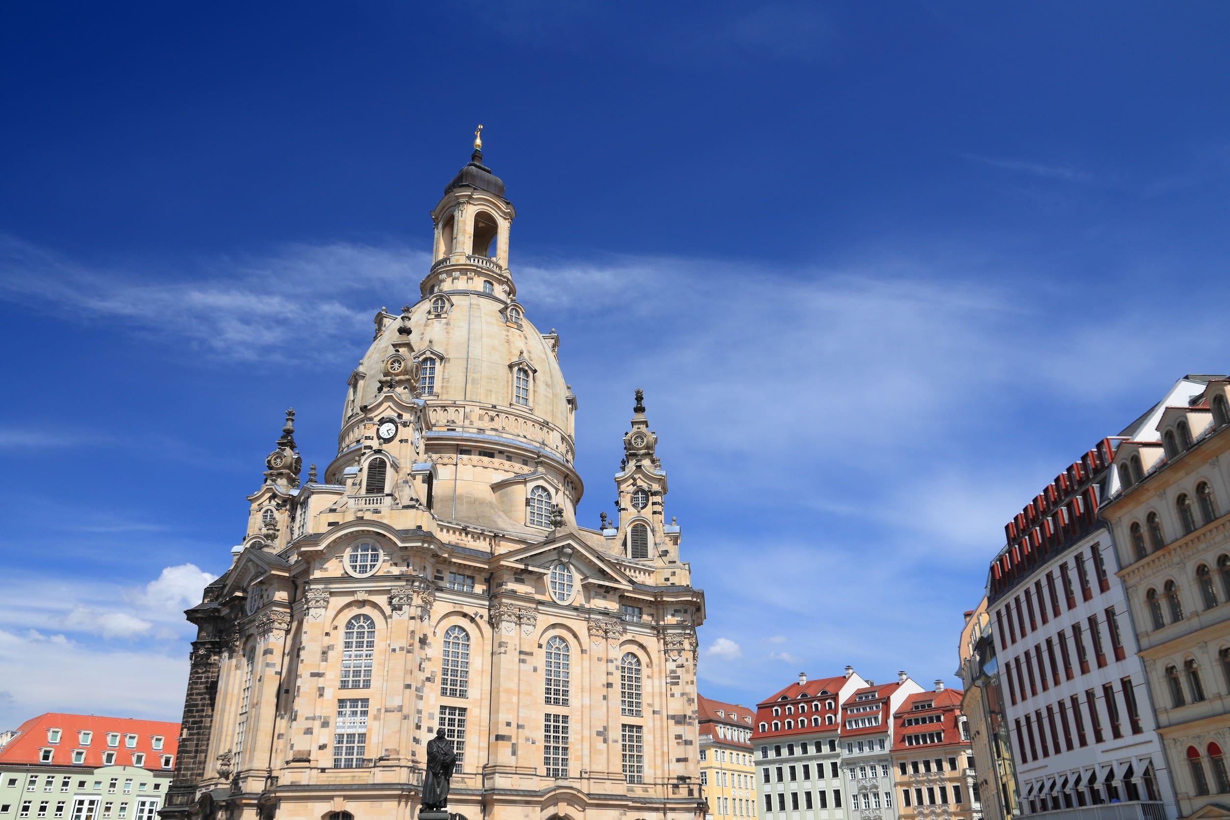     查詢成功

一張低角度仰拍的照片，展示德國德勒斯登 (Dresden) 的聖母教(Frauenkirche)。