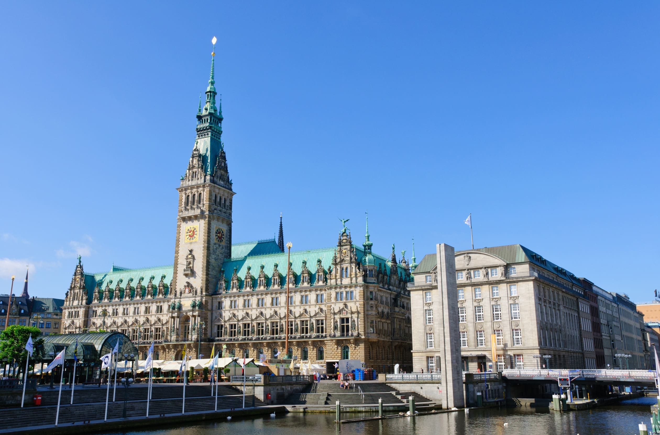 一張晴天時拍攝的德國漢堡市政廳 (Hamburg Rathaus) 的廣角照片