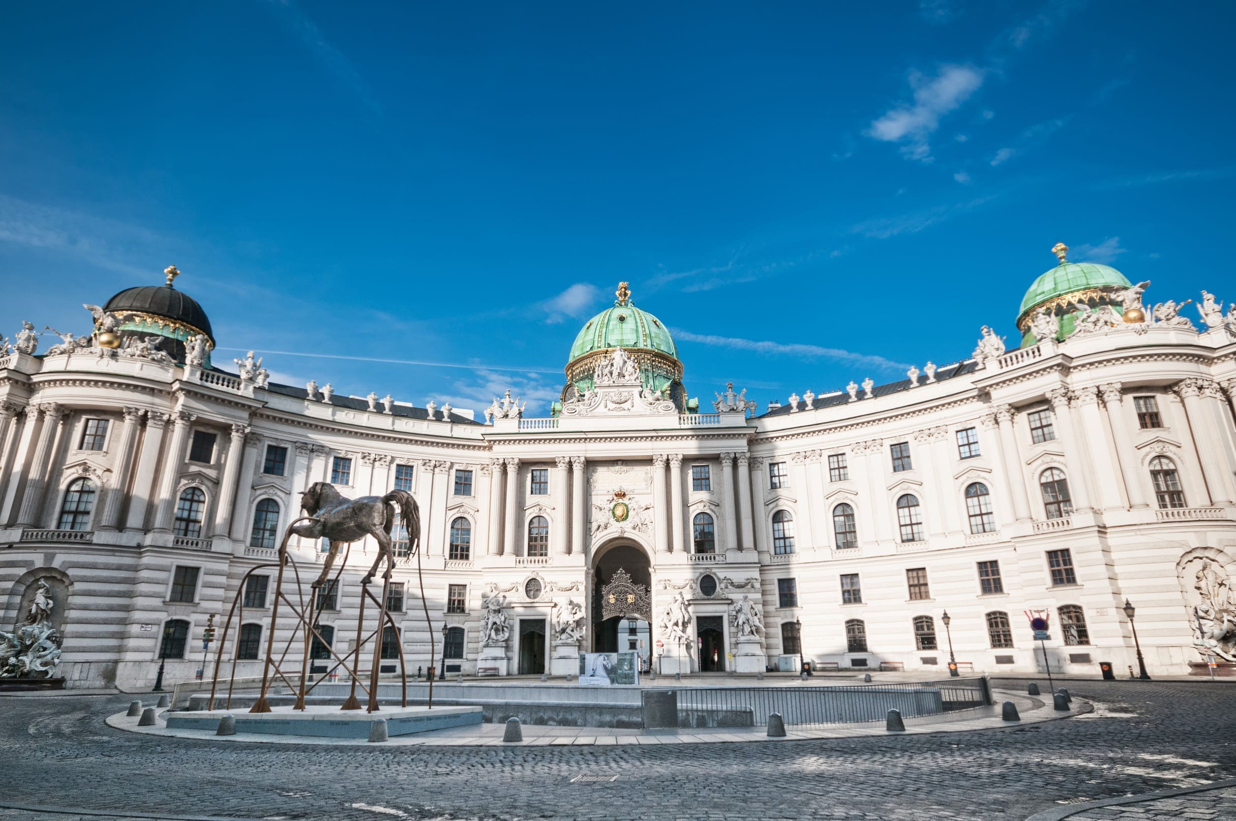晴天時，拍攝奧地利維也納霍夫堡皇宮 (Hofburg Palace) 米歇爾門 (Michaelertor) 宏偉立面的照片。