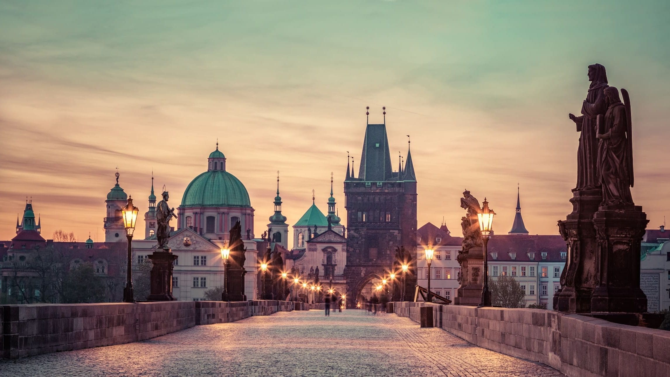 一張寬幅的全景照片，拍攝了捷克布拉格著名的查理大橋 (Charles Bridge)，時間在黎明或黃昏時分。